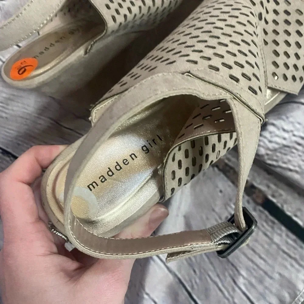 5/$20 Madden Girl Platform Faux Suede Laser Cut Wedges Taupe Nude‎ Wmns 9.5 NWOT